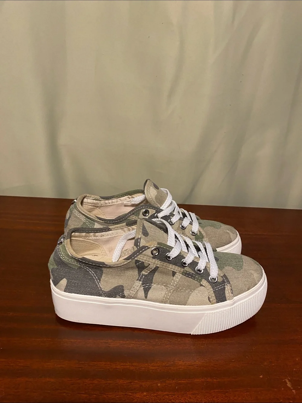 Steve Madden Emmi Casual Platform Camouflage Sneakers Women’s size 7M